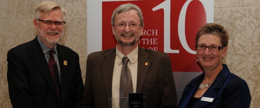 Dr. Jonathan Blay honoured for 10 years of work serving the Canadian library and research communities.