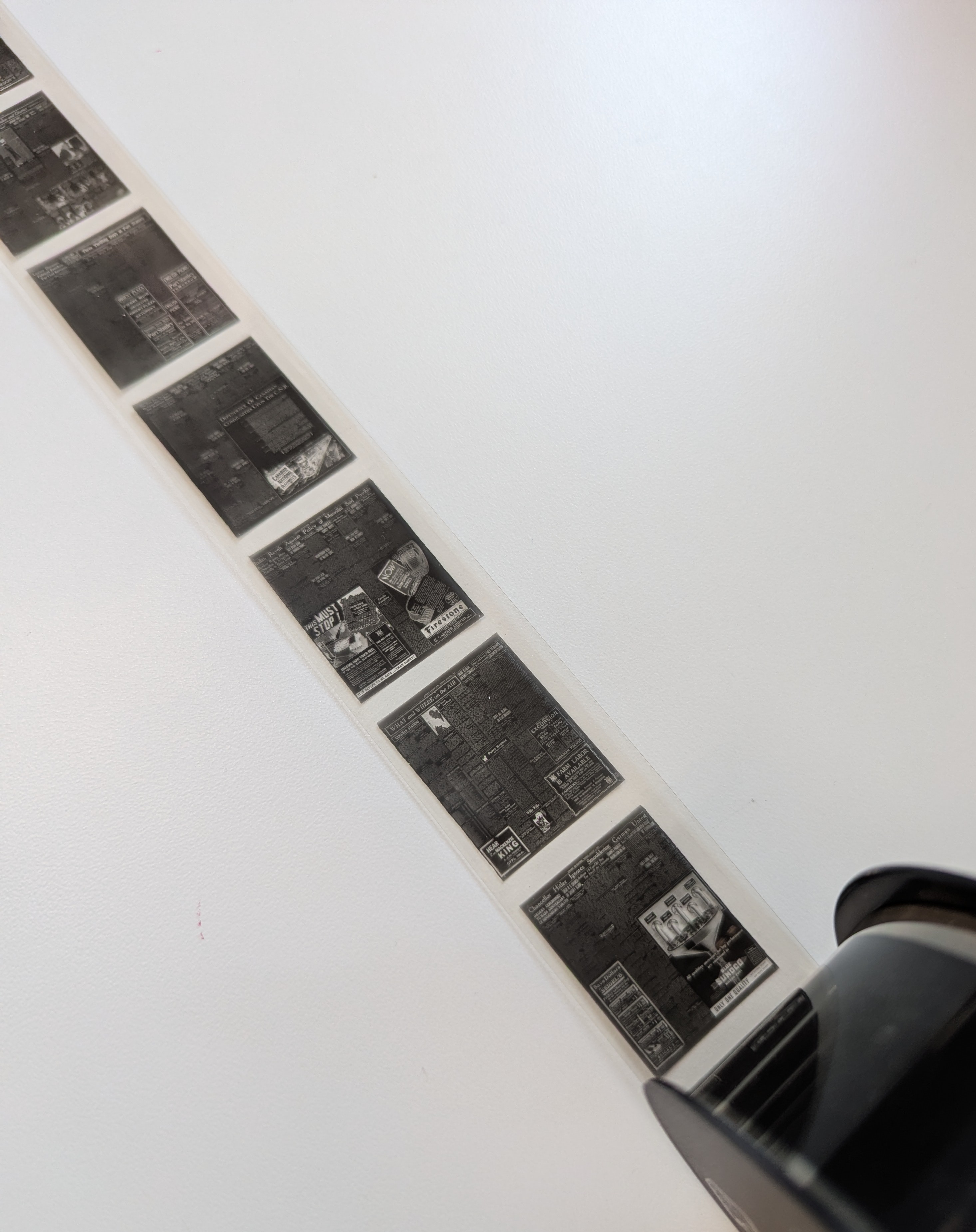Un rouleau de microfilm posé sur une table.